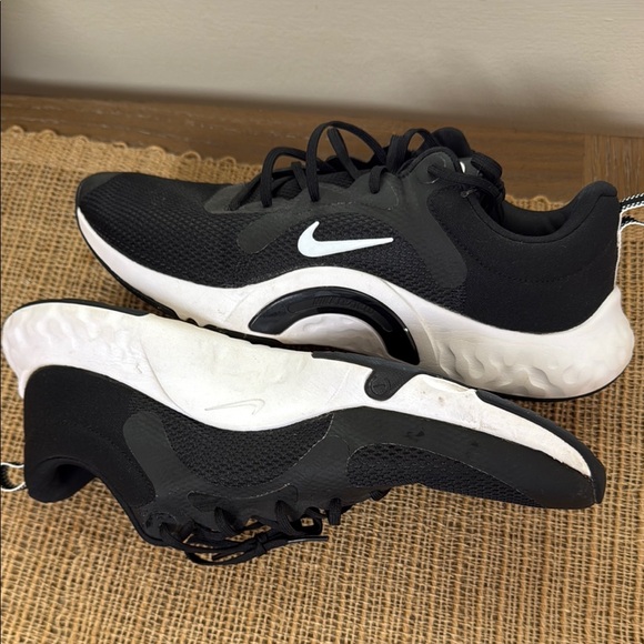 Nike Black and White Athletic Shoes Sleek Design - Picture 4 of 5